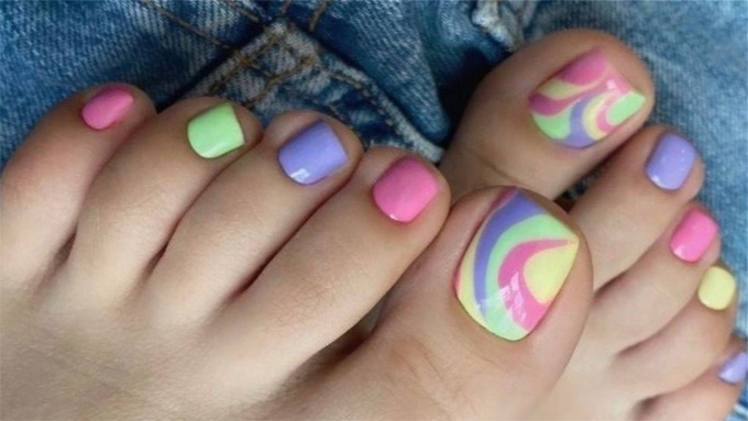 Coral Pedicure Ideas